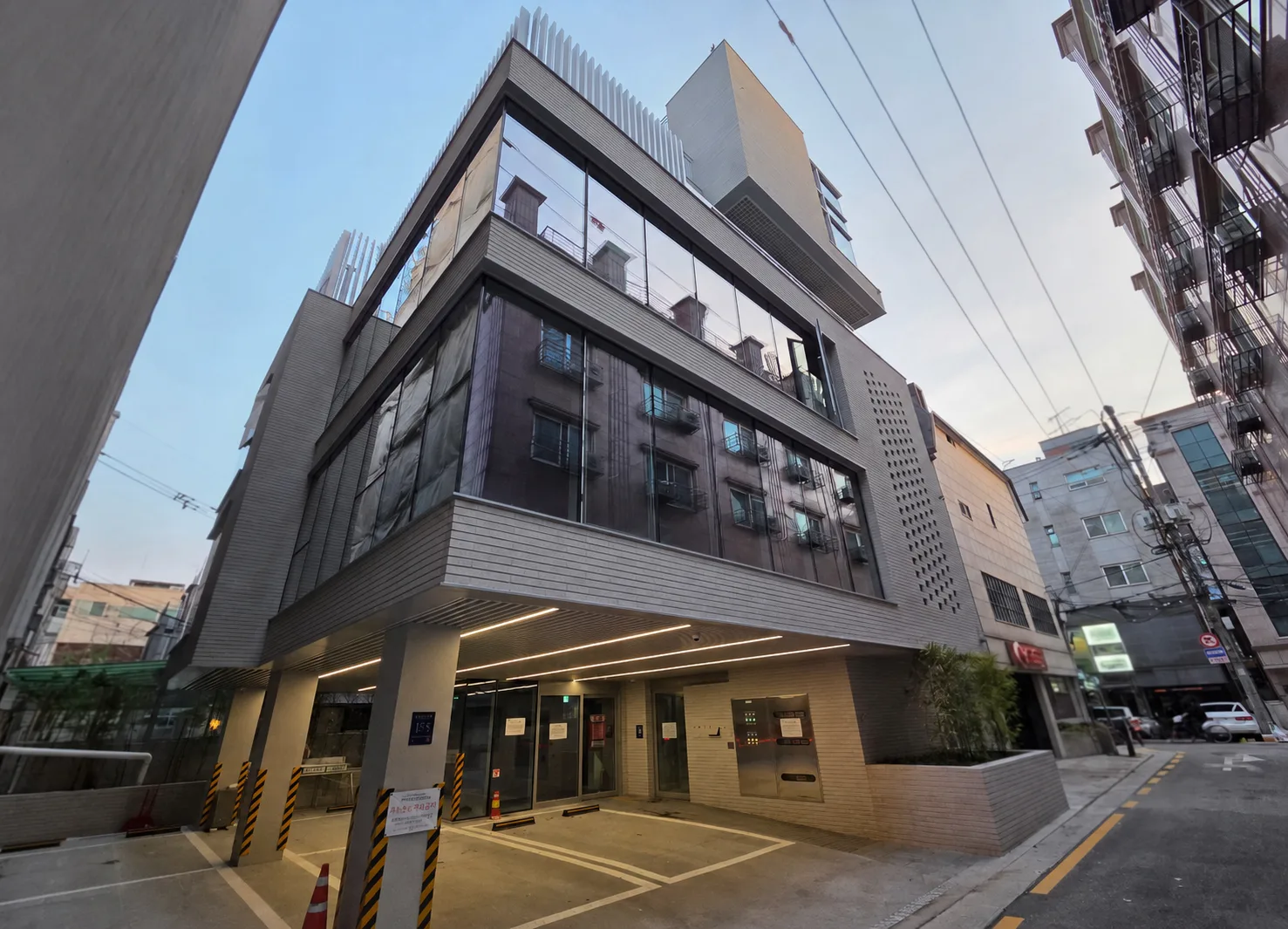 세로수길·압구정 더블 입지|희소한 신축 사옥 매매